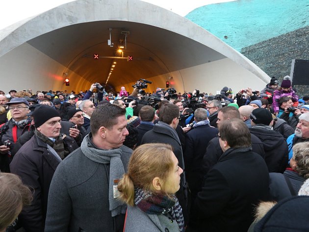 Slavnostní přestřižení pásky na dálnici D8. Akce se účastnil prezident republiky Miloš Zeman.