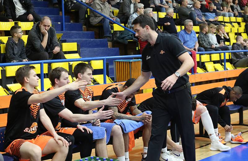 Utkání basketbalistů Ústí (v oranžovém) proti Pardubicím