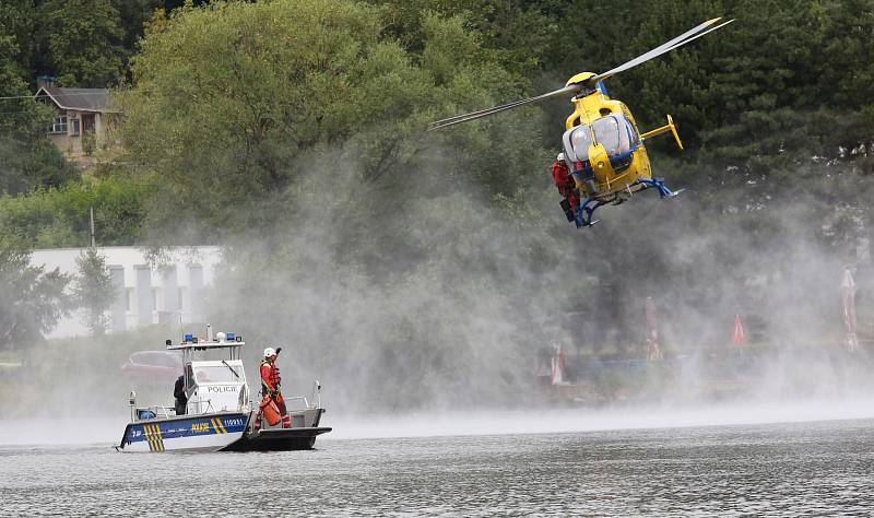 Letečtí záchranáři z Ústí nad Labem cvičili společně s poříční policií z Brné za pomocí vrtulníku evakuaci osob z lodě.