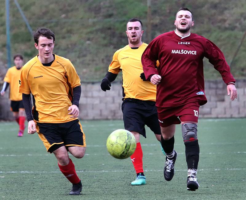 Memoriál Jaroslava Zabloudila v Neštěmicích, utkání FK Malšovice (červení) - FK Neštěmice B (žlutí) skončilo remízou 4:4.