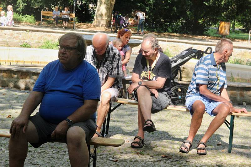 Duo Hmlisto strhlo publikum v ústeckém parku. Originální slovenský pár zaujal na ústeckém festivalu Malý Hamburk.