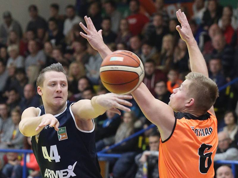 Basketbalové derby mezi Ústím a Děčínem.