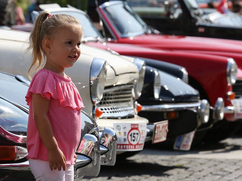 Veteráni jako ze škatulky, tak vypadal další ročník Ústecké rallye. Více než stovka historických motocyklů a automobilů vyrazila v sobotu na silnice Ústecka a Teplicka.