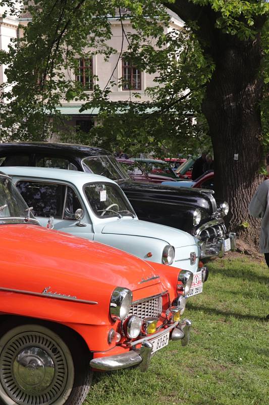 Na zámku ve Velkém Březně se jel závod historických vozidel a motocyklů o Pohár hraběte Chotka.