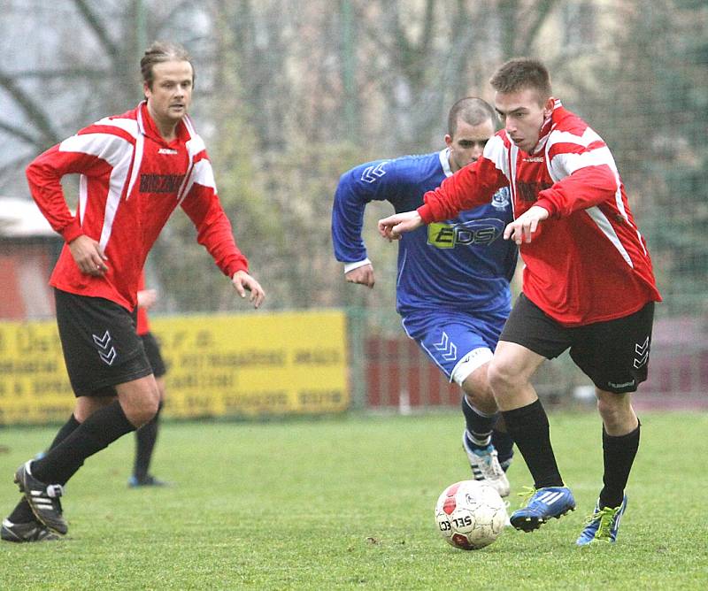 Fotbalisté Neštěmic (modří) doma porazili Velké Březno 2:0.