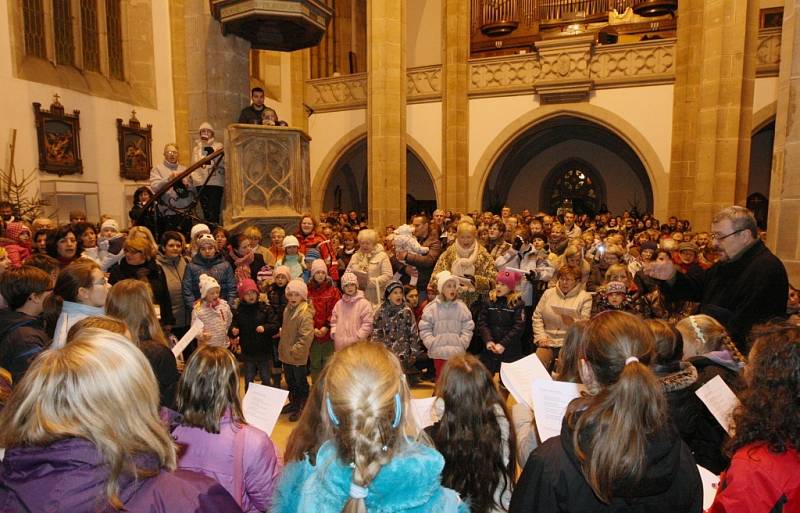 Ústečané se připojili k akci Česko zpívá koledy. Kostel Nanebevzetí Panny Marie zaplnili do posledního místa.