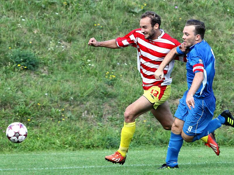 Fotbalisté Brné (pruhovaní) v 1.A třídě řádí.