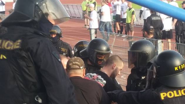 Po fotbalovém utkání musela zakročit policie.