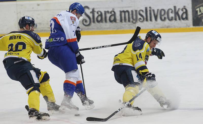 Hokejisté Slovanu (žlutí) doma prohráli s Litoměřicemi vysoko 0:5.