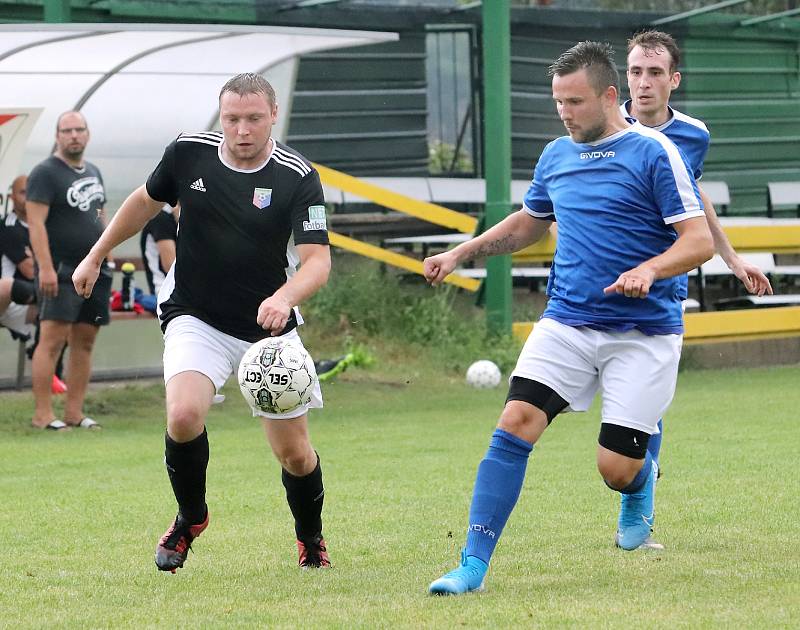 II. třída 2- kolo - hráno ve Svádově. Malečov (černá trika) porazil Chlumec B (modrá trika) 4:0.