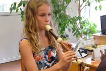 FRANTIŠKA KURIŠOVÁ v ZUŠ cvičí na flétnu.