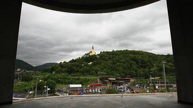 Tak vypadá pohled z dolní stanice ve Foru na výletní zámeček Větruše. Práce na stavbě už jsou v plném proudu. Vpravo pod Větruší je vidět vysekaný pruh pro horní stanici lanovky.