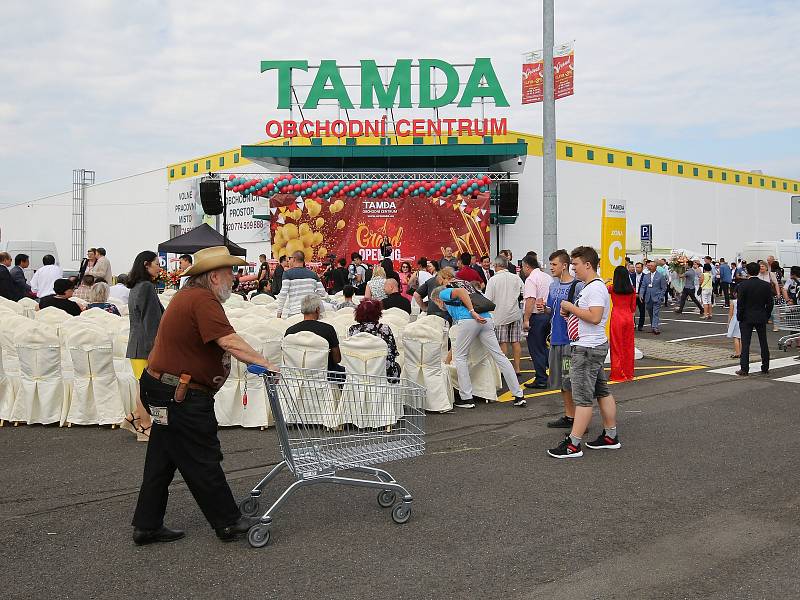 Obchodní centrum Tamda v ústeckých Všebořicích čeká na první zákazníky.