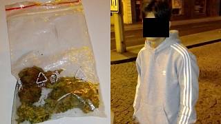 Patnáctiletý kluk měl u sebe sáček s marihuanou i dýmku. Prý dárek pro  sestru - Ústecký deník