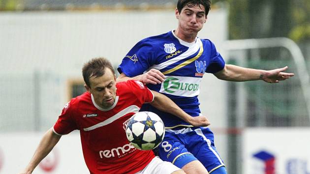 Ústečtí fotbalisté (modří) zvítězili v Pardubicích 1:0. 