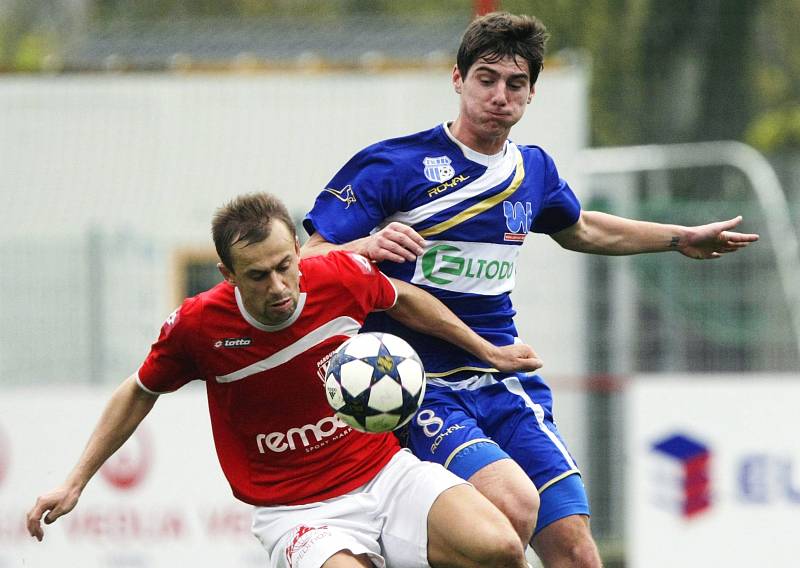 Ústečtí fotbalisté (modří) zvítězili v Pardubicích 1:0. 