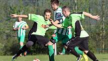 Fotbalisté Libouchce (pruhovaní) porazili Hostovice 3:0.