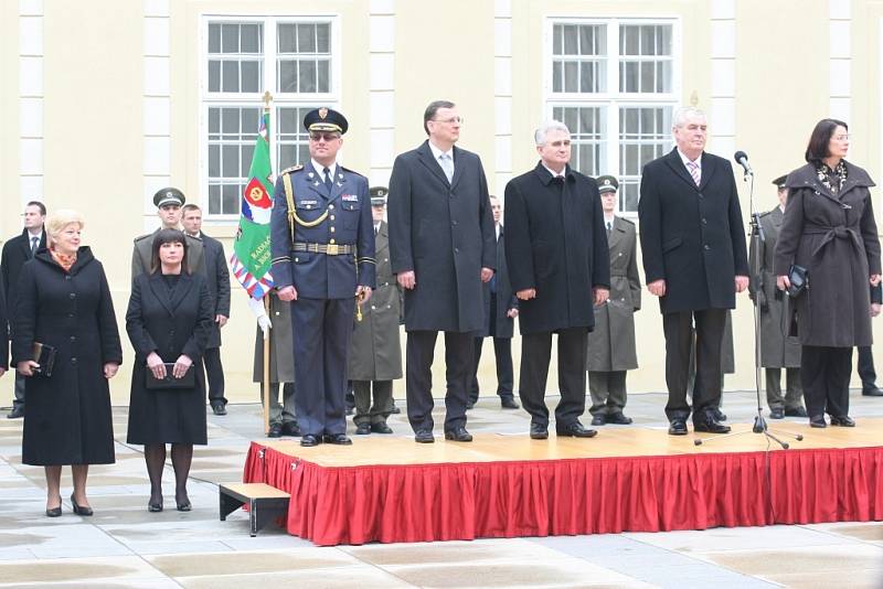 Miloš Zeman ve funkci vystřídal Václava Klause, který stál v čele země uplynulých deset let.