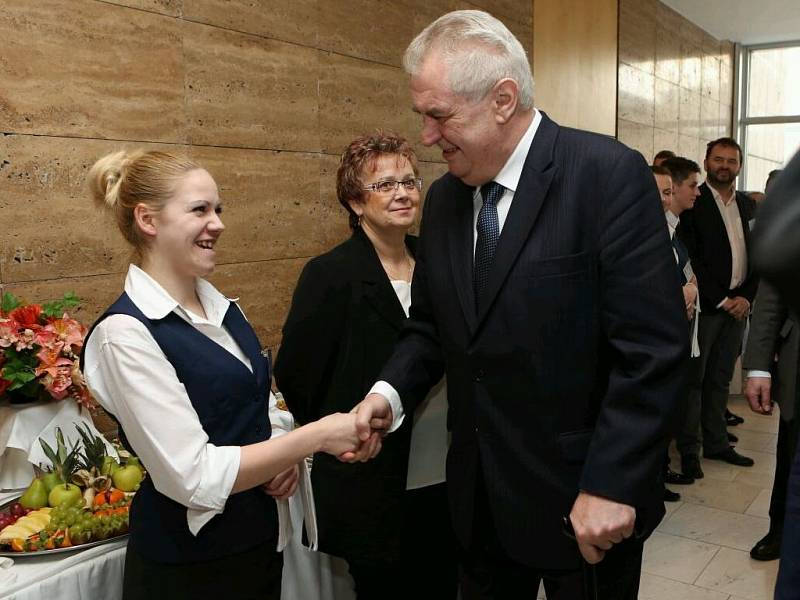 Miloš Zeman se pozdravil s obsluhou rautu.