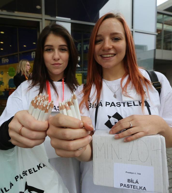 BÍLÉ PASTELKY na podporu těžce zrakově postižených lidí prodávaly ve středu v Ústí nad Labem dvojice studentů.