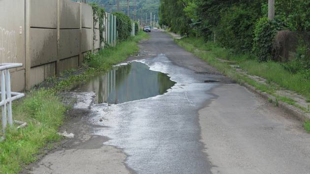 Stále zatopená část silnice v ulici Čajkovského u stanice MHD U vodárny. Místní jí říkají malé jezero Miládka.