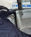 Řidič v automobilu převážel dvě nádrže od nákladního vozu plné minerálního oleje