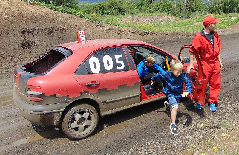 Čtvrým dílem pokračoval v sobotu sedmidílný autocrossový seriál Autopoint Cup na dráze v Chabařovicích.