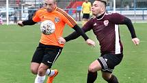 Fotbalisté Mojžíře (v oranžovočerném) doma porazili v ostře sledovaném derby před 450 diváky Neštěmice 1:0. Foto: Deník/Rudolf Hoffmann