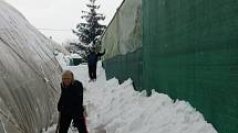 Nafukovací tenisová hala ve Velkém Březně nevydržela tíhu sněhu a propadla se