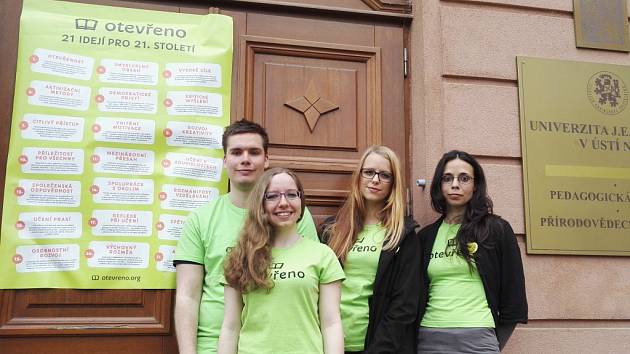 21 TEZÍ kvalitního vzdělávání budoucích pedagogů „přibili“ studenti na dveře Pedagogické fakulty v Ústí.