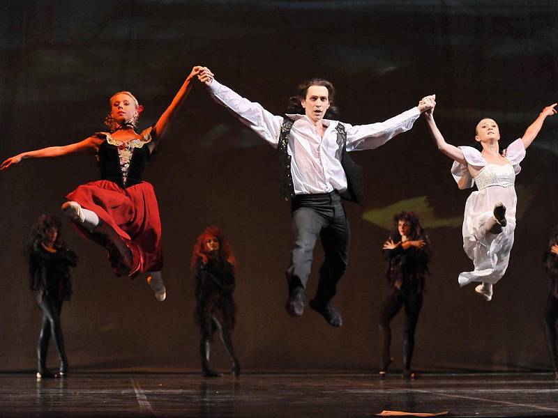 (Zleva) sólisté baletu ústeckého divadla Michaela Procházková, Vladimír Gončarov a Rita Plešková.