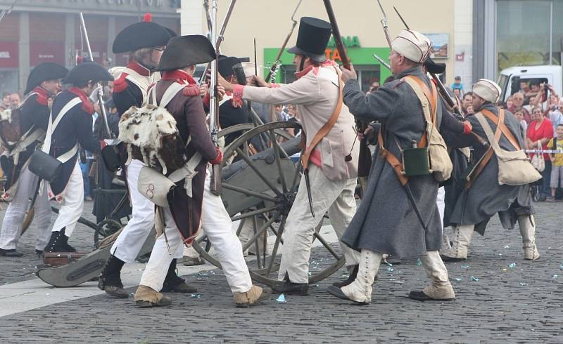 Doslova nacpané Mírové náměstí obsadily historické vojenské jednotky, které předvedly rekonstrukci bojů v době císaře Napoleona. 