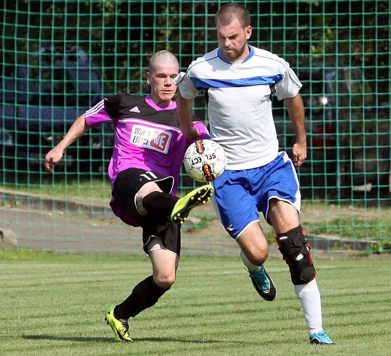 Chlumec (bílé dresy) – Přestanov 2:0. 