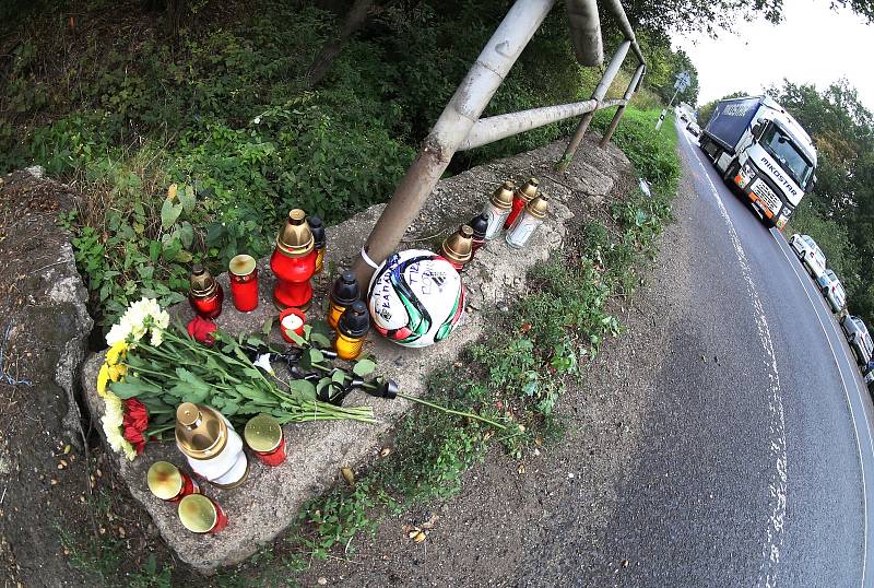 Pietní místo mezi Ústím nad Labem a Chlumcem připomíná středeční tragickou dopravní nehodu.