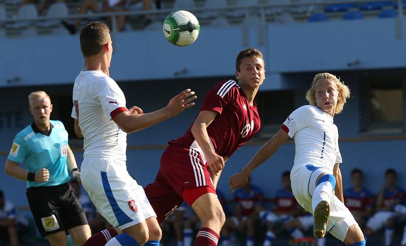 Česká republika U18 (v bílém) porazila v Ústí nad Labem Lotyšsko U18 2:1