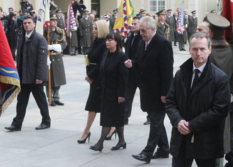 Miloš Zeman ve funkci vystřídal Václava Klause, který stál v čele země uplynulých deset let.