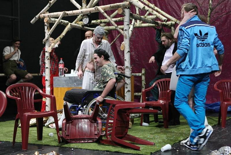 Tkalci. Tak se jmenuje březnová premiéra Činoherního studia v Ústí. 