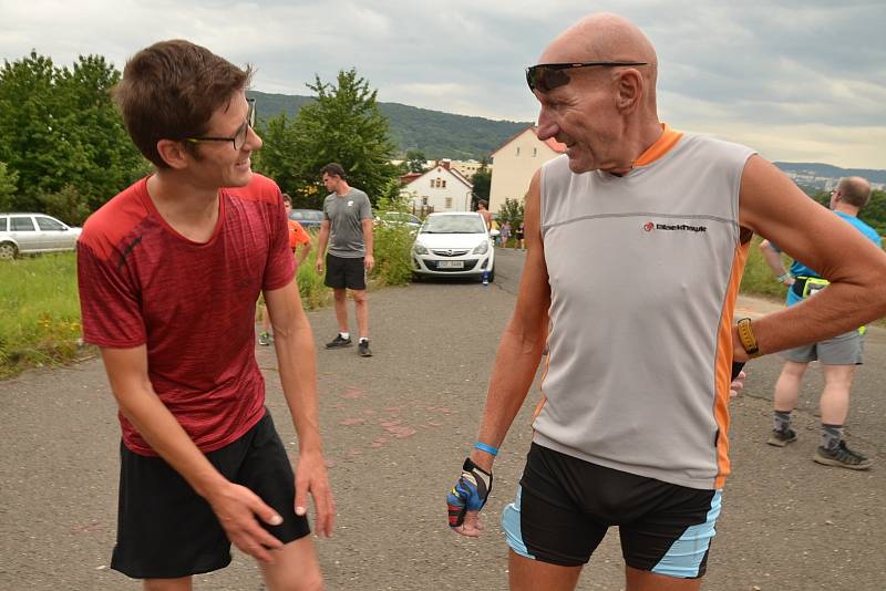 Vladimír Růžička uspořádal běžecký závod pod dálnicí.