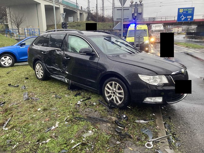 Dopravní nehody nákladního a osobního auta v Pražské ulici v Ústí nad Labem.