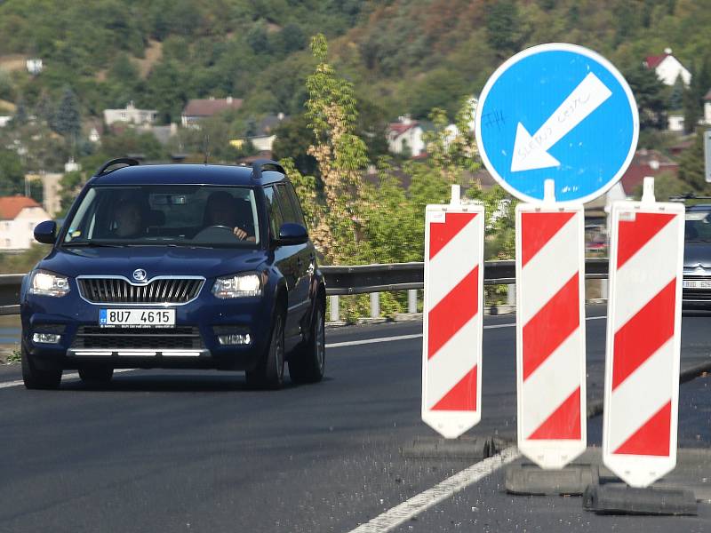 Na silnici z Lovosic do Ústí nad Labem a z Ústí do Děčína se opravují silnice.