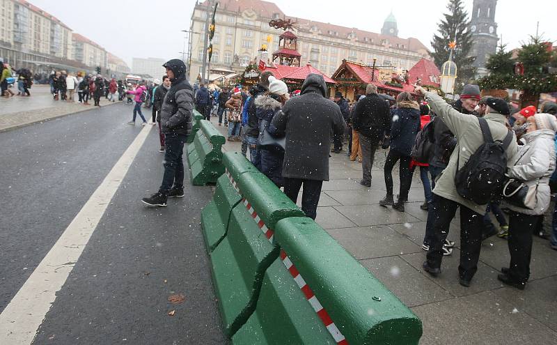 Vánoční trhy v Drážďanech střeží němečtí policisté společně s českými. Ve společných hlídkách procházejí o víkendech přímo tržnici.