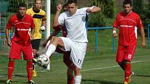 Fotbalisté Neštěmic (bílé dresy) uhráli v Modlanech bod za porážku 1:2 po penaltách.
