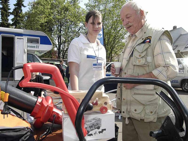 Promotérka ukazuje čtenáři bonusy, pokud si zaplatí předplatné