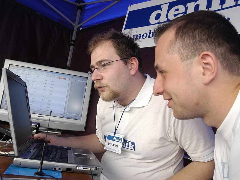 Webeditor Filip Vlček ukazuje čtenáři Ústeckého deníku Janu Šmídovi, jak se tvoří www.denik.cz