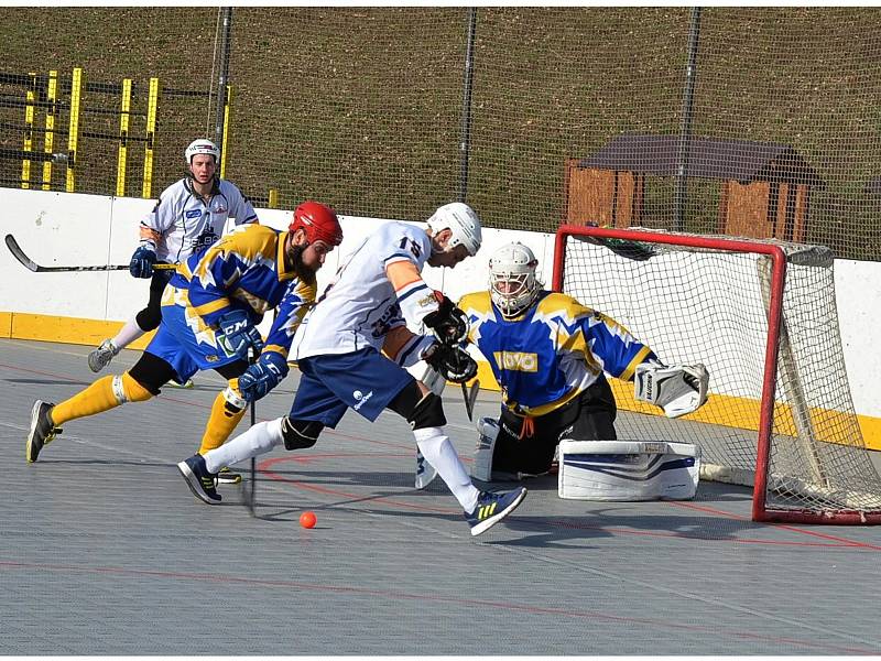 Hokejbalisté ústecké Elby (v bílém) porazili v domácím utkání extraligy KOVO Praha 3:0.  Foto: Miroslav Vlach