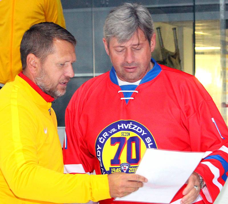 Hokejisté na závěr soustředění předali charitativní šeky. Pak porazili mladíky z Chicaga 4:2!Foto: Deník / Rudolf Hoffmann