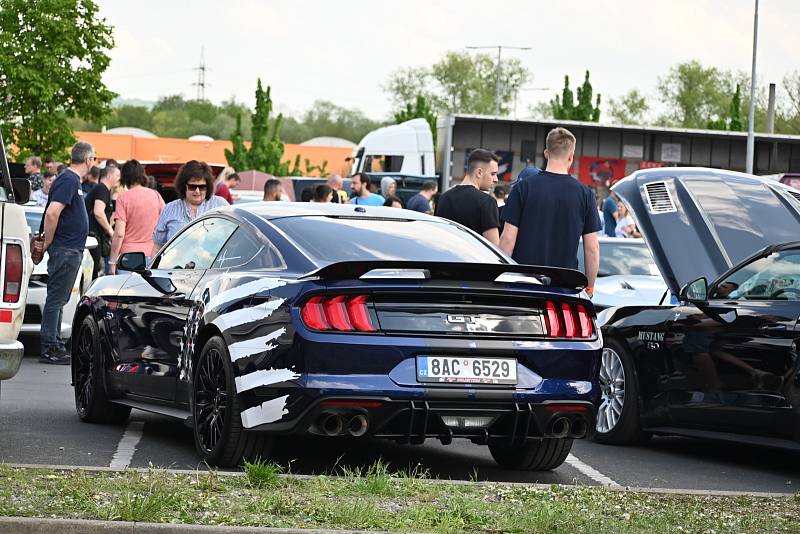 Sraz amerických automobilů u Globusu v Trmicích