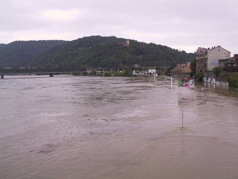 Ústí nad Labem se ve středu 13. srpna 2002 připravovalo na kulminaci Labe. Snímky jsou z centra města, předmostí a u přítoku Bíliny.