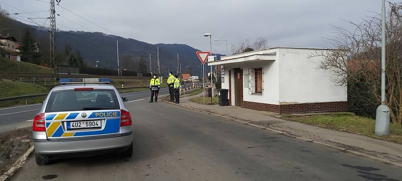 Z namátkových kontrol na hranicích okresu Ústí nad Labem a Litoměřice, po obou březích řeky Labe. Jedna je v Církvicích, druhá na konečné MHD ve Vaňově v Ústí. Pondělí 1. března 2021