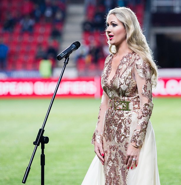 Ústečanka Lenka Graf zazpívala obě hymny před fotbalovým utkáním Česká republika – Německo